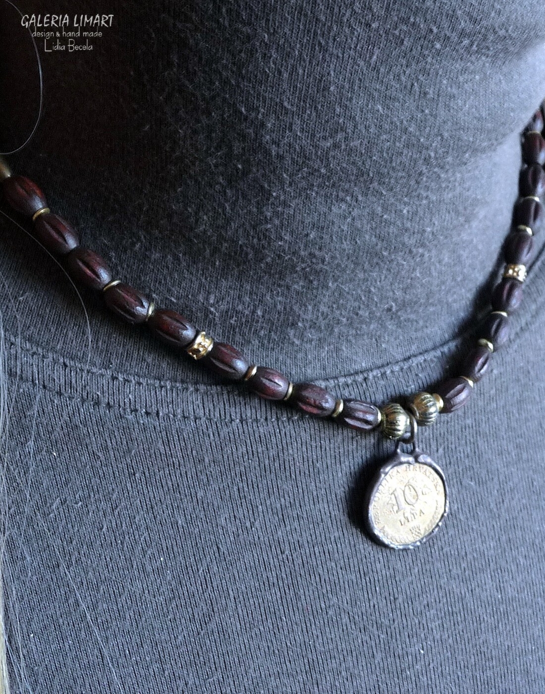 minimalistyczny naszyjnik z  z egotycznego lekkiego drewna dodatkowo ozdobiony starą chorwacką monetą