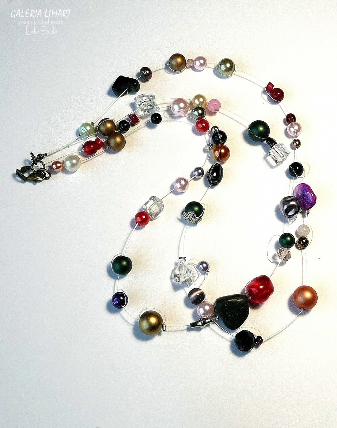 bogata kompozycja kolorowych przeróżnych perełek zarówno naturalnych jak i szklanych przemieszanych z kryształkami, szkłem weneckim, minerałami w ciekawej i niebanalnej palecie barw