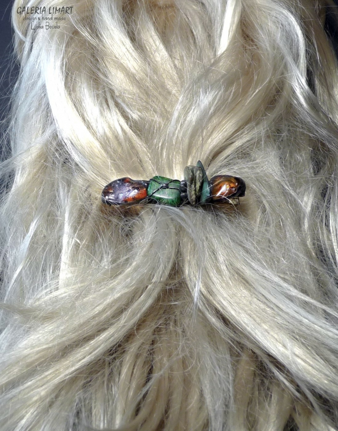 Autorska spinka do włosów z prawdziwym bursztynem bałtyckimi, zielonym howlitem i nieregularnymi plastrami kokosa