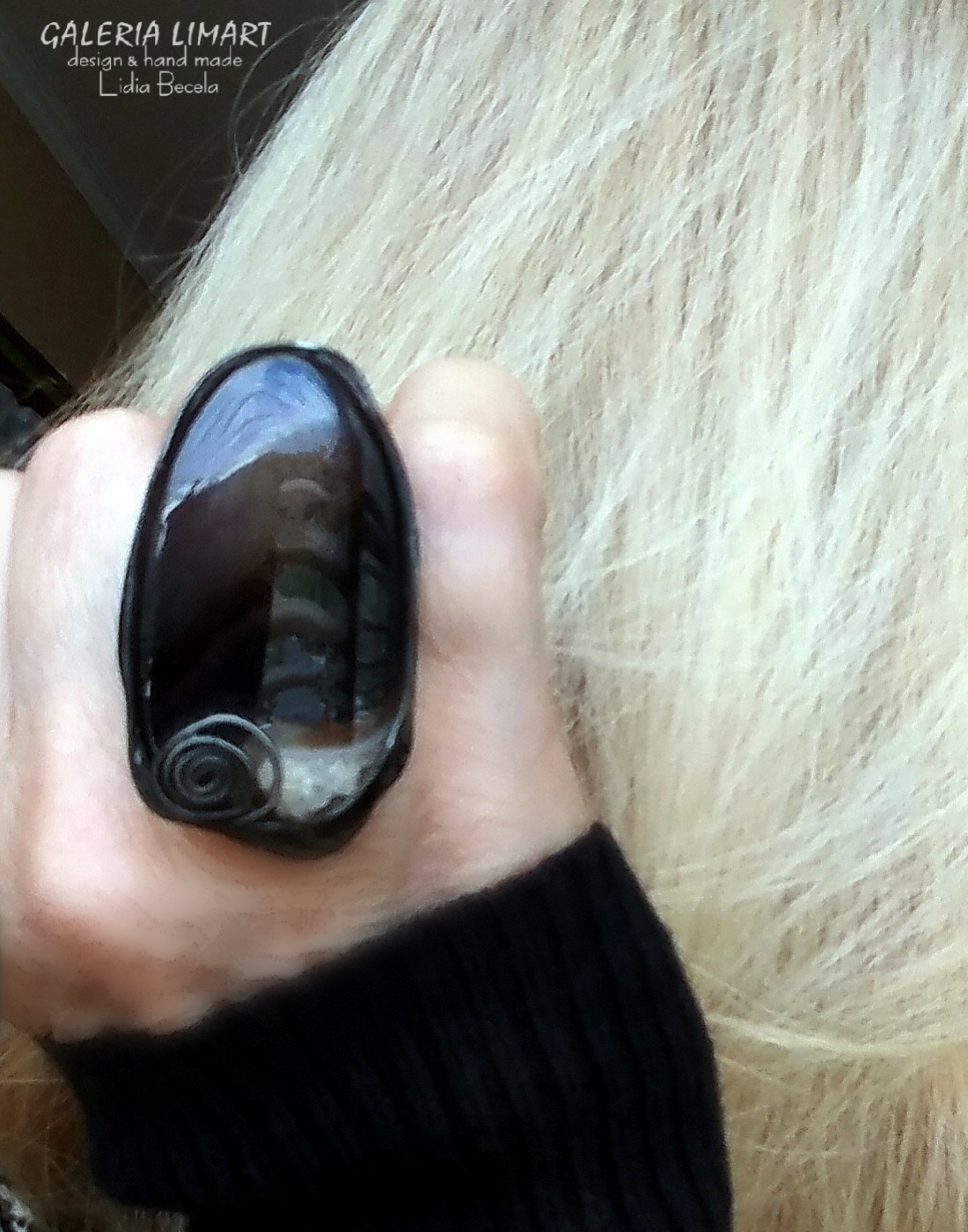 okazały i spektakularny pierścień z ciemnobrązowego agatu brazylijskiego (owalny)