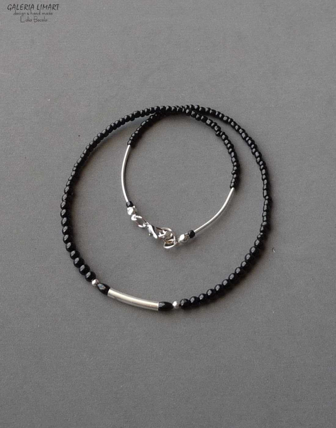 minimalistyczny naszyjnik z mnóstwa drobnych czarnych szklanych koralików (seed beads) dodatkowo ozdobiobny stalowymi rurkami. Dla NIEGO lub dla NIEJ