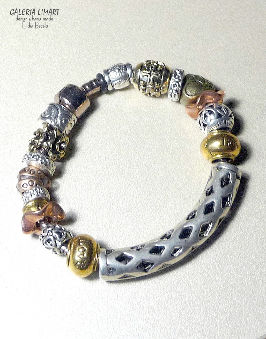 Oryginalna bransoletka z przeróżnych platerowanych, metalowych elementów ozdobnych w 3 kolorach: srebrnym, złotym i miedzianym
