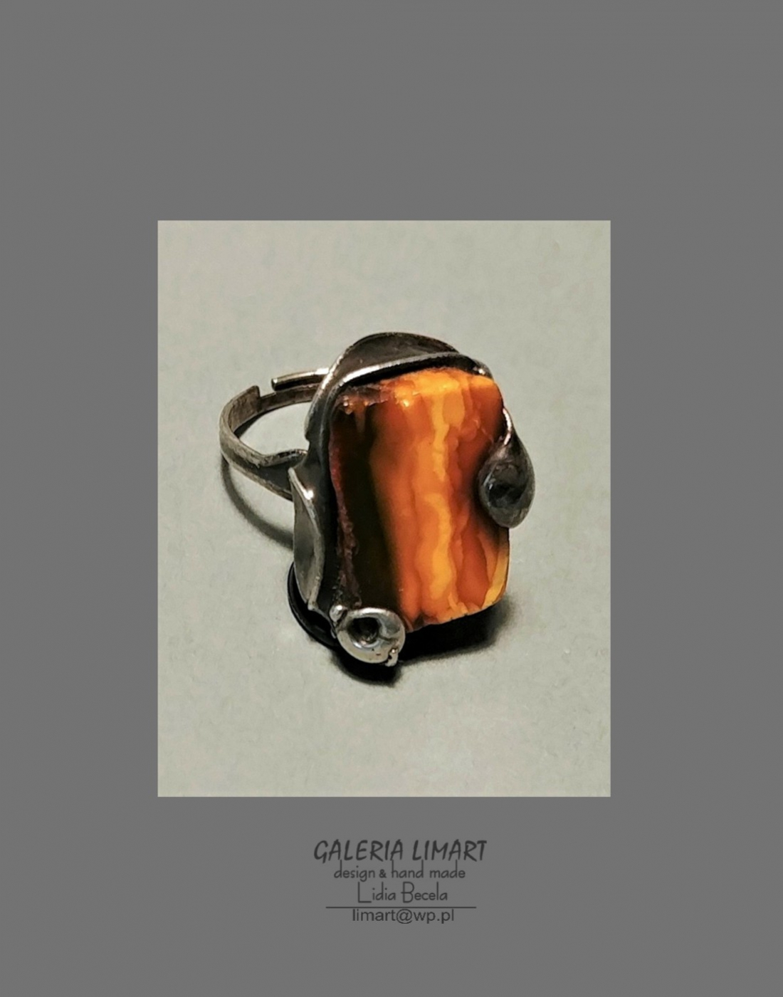 Piękny pierścionek z dorodnej  bryłki bursztynu bałtyckiego o pięknym niezwykłym ubarwieniu
