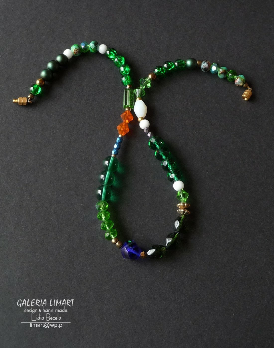 uroczy delikatny naszyjnik ze zbliżonej wielkości i kształtu kryształkami w zielon-biało-pomarańczowo-kobaltowej tonacji