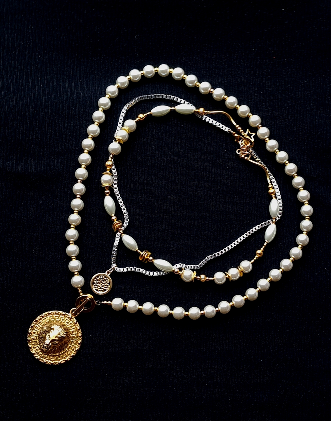 kompozycja 3 oddzielnych naszyjników w duchu bardzo modnej biżuterii Boho z mixu szklanych pereł i ozdób typu bali