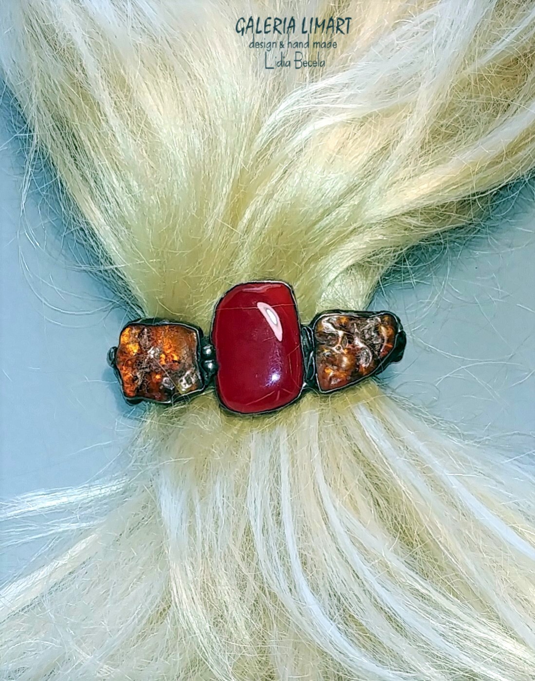 spinka do włosów z dwóch dorodnych i okazałych naturalnych bursztynów i kaboszonu w ciemno-czerwonym kolorze