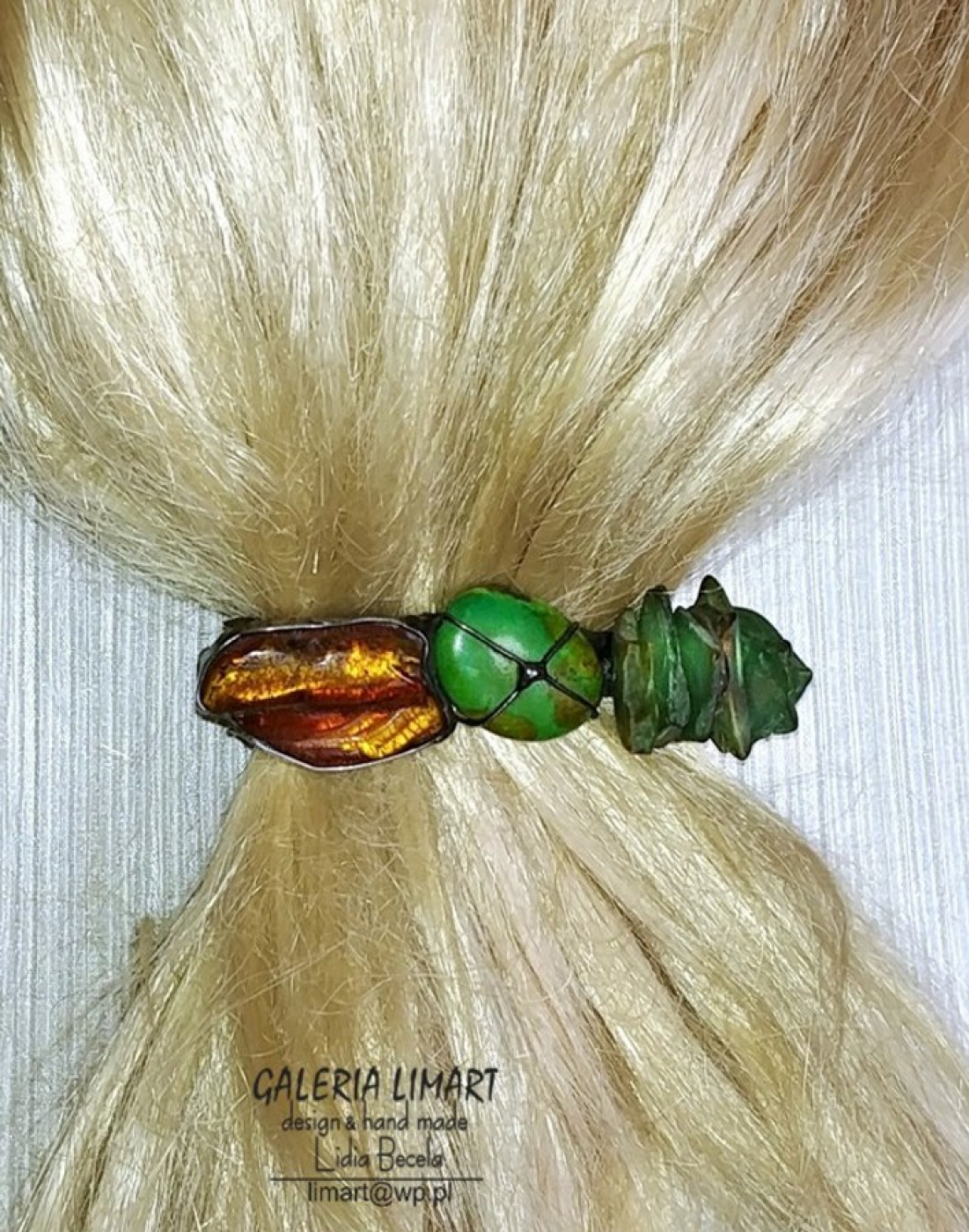 spinka do włosów z bursztynem, zielonym howlitem i kokosem