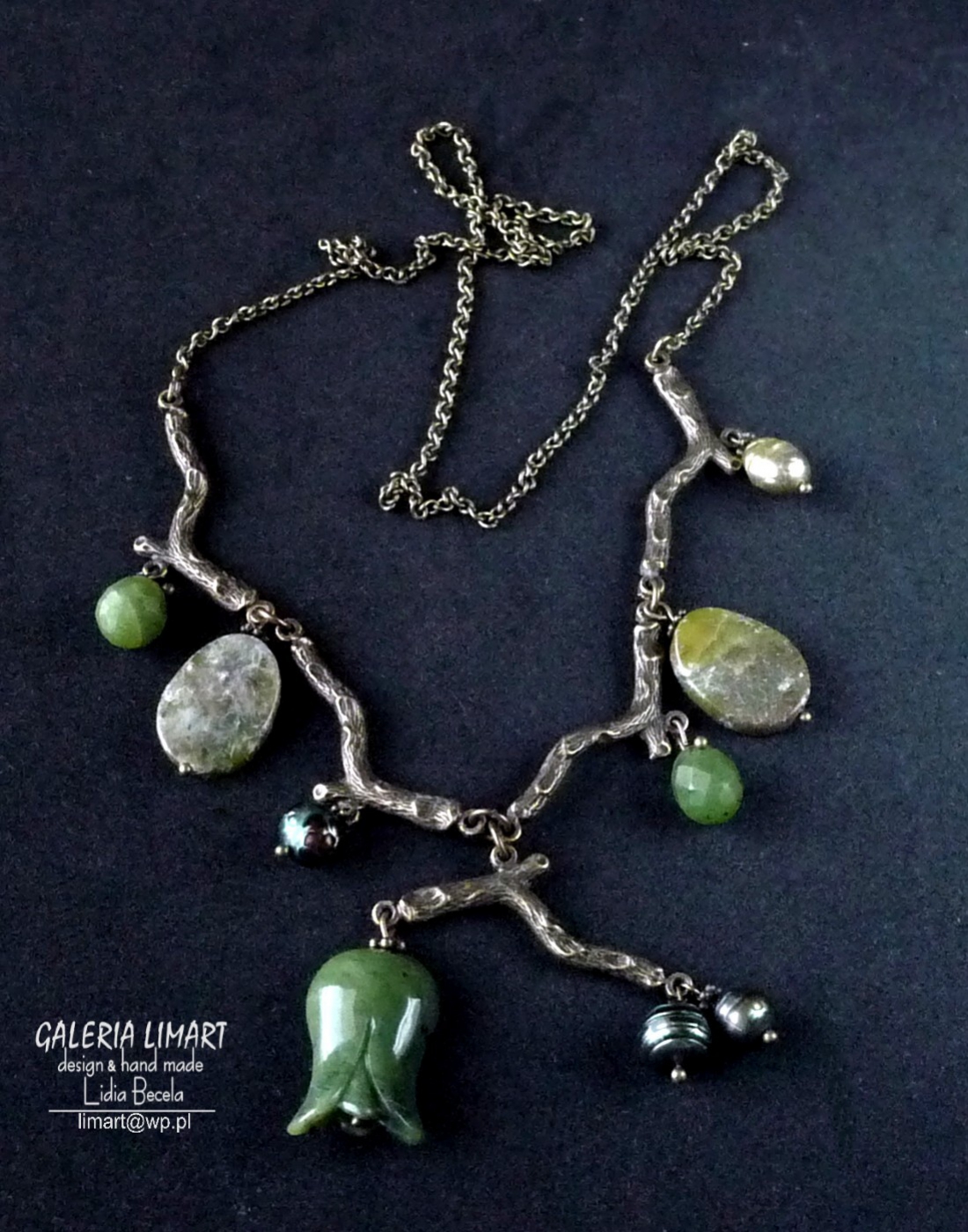 delikatny i uroczy naszyjnik z awenturynem, jadeitem i perłami zawieszonymi na stylizowanych gałązkach z mosiądzu