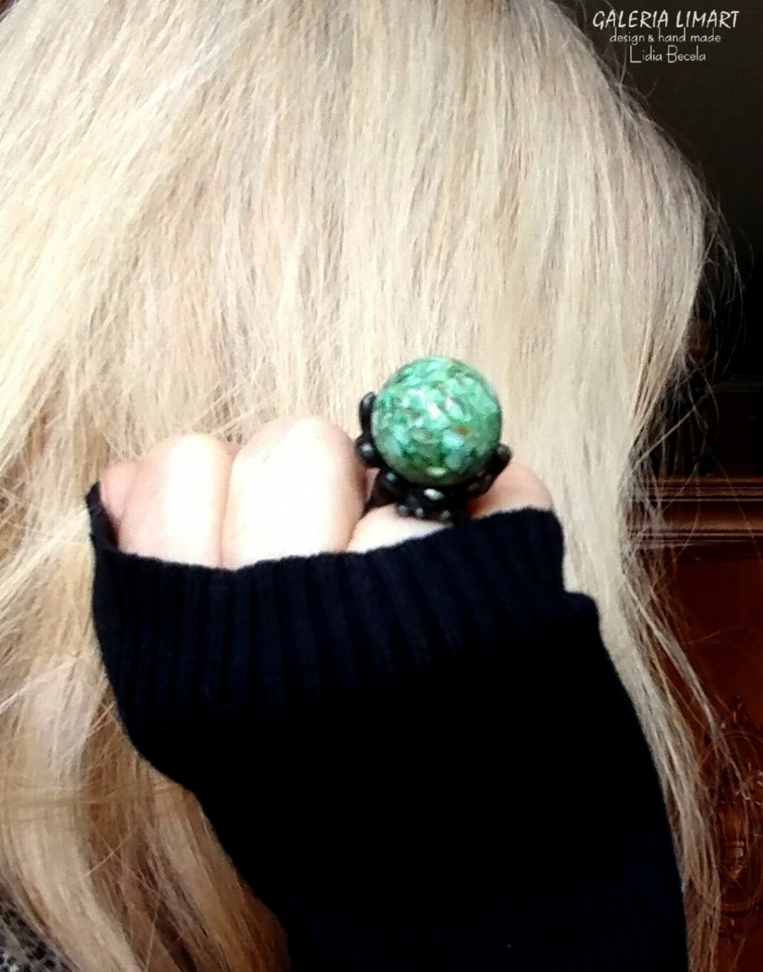 autorski pierścień z zielonych muszli unikatowo i ekologicznie oprawiona w technice Tiffany