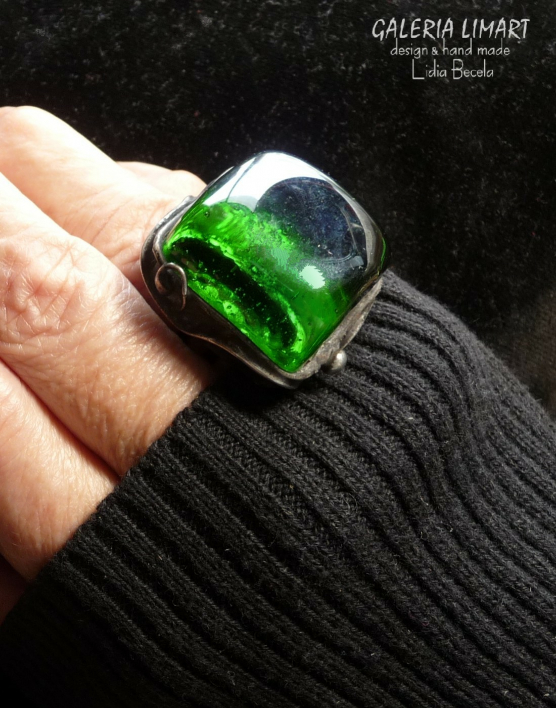 pierścionek z ręcznie przetopionego zielonego szkła witrażowego