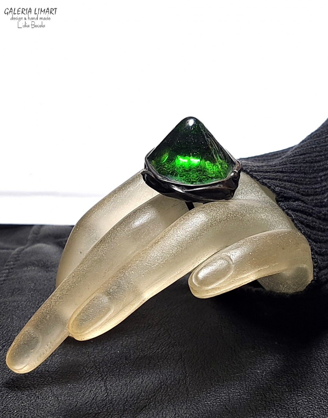 autorski pierścień z ręcznie przetopionego szkła witrażowego w obłędnym zielonym kolorze