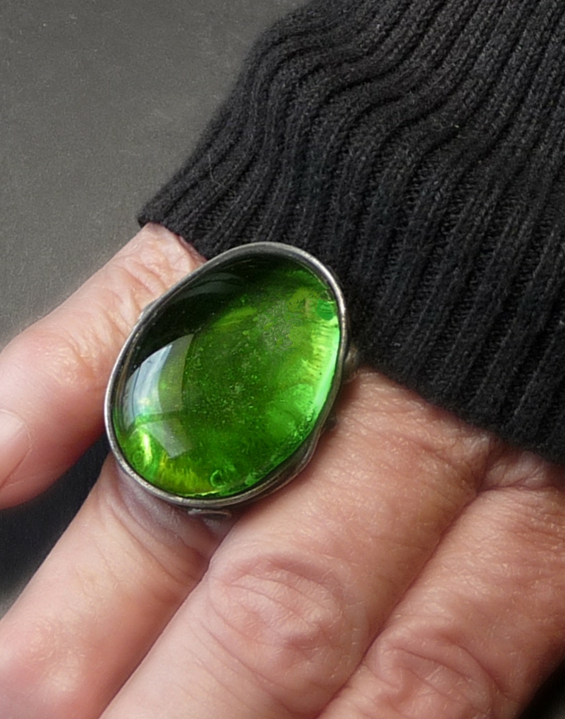 autorski pierścień z ręcznie przetopionego szkła witrażowego (fusing) w obłędnym zielonym kolorze