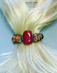 spinka do włosów z dwóch dorodnych i okazałych naturalnych bursztynów i kaboszonu w ciemno-czerwonym kolorze