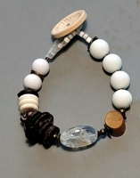 bransoletka w modnym stylu Boho Mix mlecznych szklanych korali, howlitu, kokosa, drewna egzotycznego i kryształu górskiego