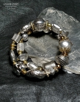 Autorska bransoleta w modnym stylu BOHO. Bogata kompozycja przeróżnych elementów ozdobnych