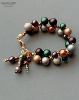 Kombinacja przeróżnych szklanych pereł w boskich odcieniach jesieni w bransoletce boho