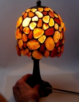 Autorska lampa z mnóstwa półszlachetnych kamieni o nazwie karneol