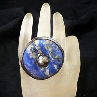 pierścień z boskiego minerału o nazwie Lapis Lazuli