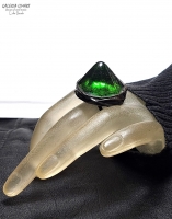autorski pierścień z ręcznie przetopionego szkła witrażowego w obłędnym zielonym kolorze