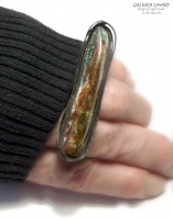 Pierścień niezwykły bo poprzeczny i w dodatku z niezwykłym minerałem o nazwie zoisyt z rubinem