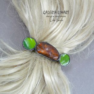 spinka do włosów z dorodnego bursztynu bałtyckiego oraz szkła w ciepłym zielonym kolorze
